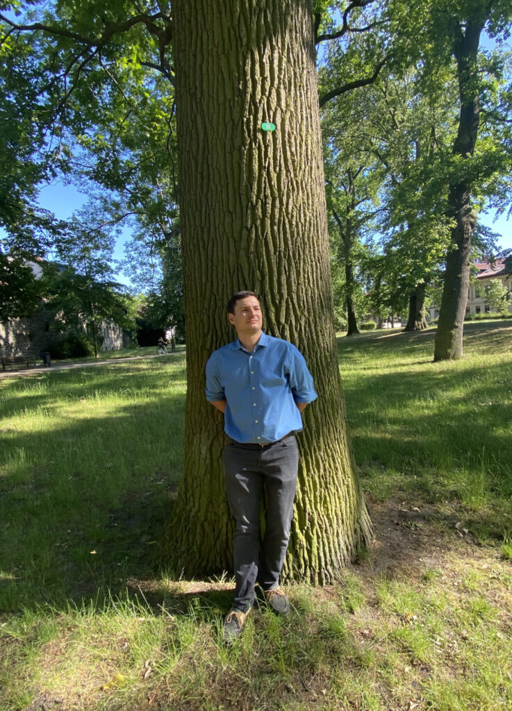 Johannes Voß vor einem großen Baum